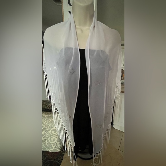 Ingear White Embroidered Fringe shawl - Picture 5 of 8